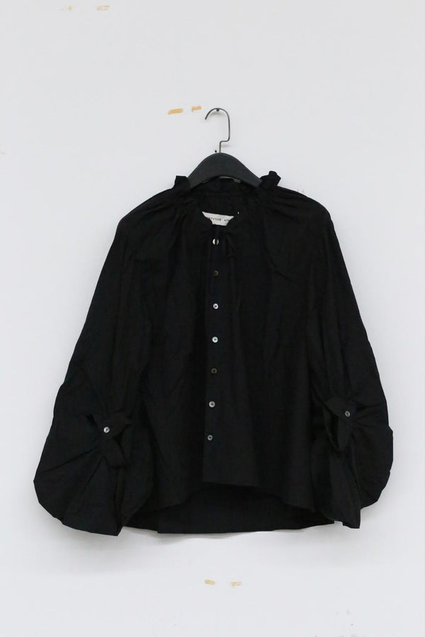 A tentative atelier dangling bat sleeve fried shirt A2223460 black